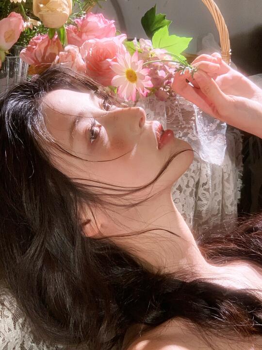 少女的窗边涌入来自春天的热潮💐✨