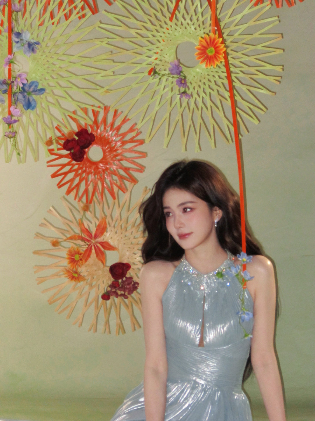 白鹿｜跑男发布会造型出图，超季礼服全球首穿，大褶量裙摆垂坠如澜，清新灵动，气质天