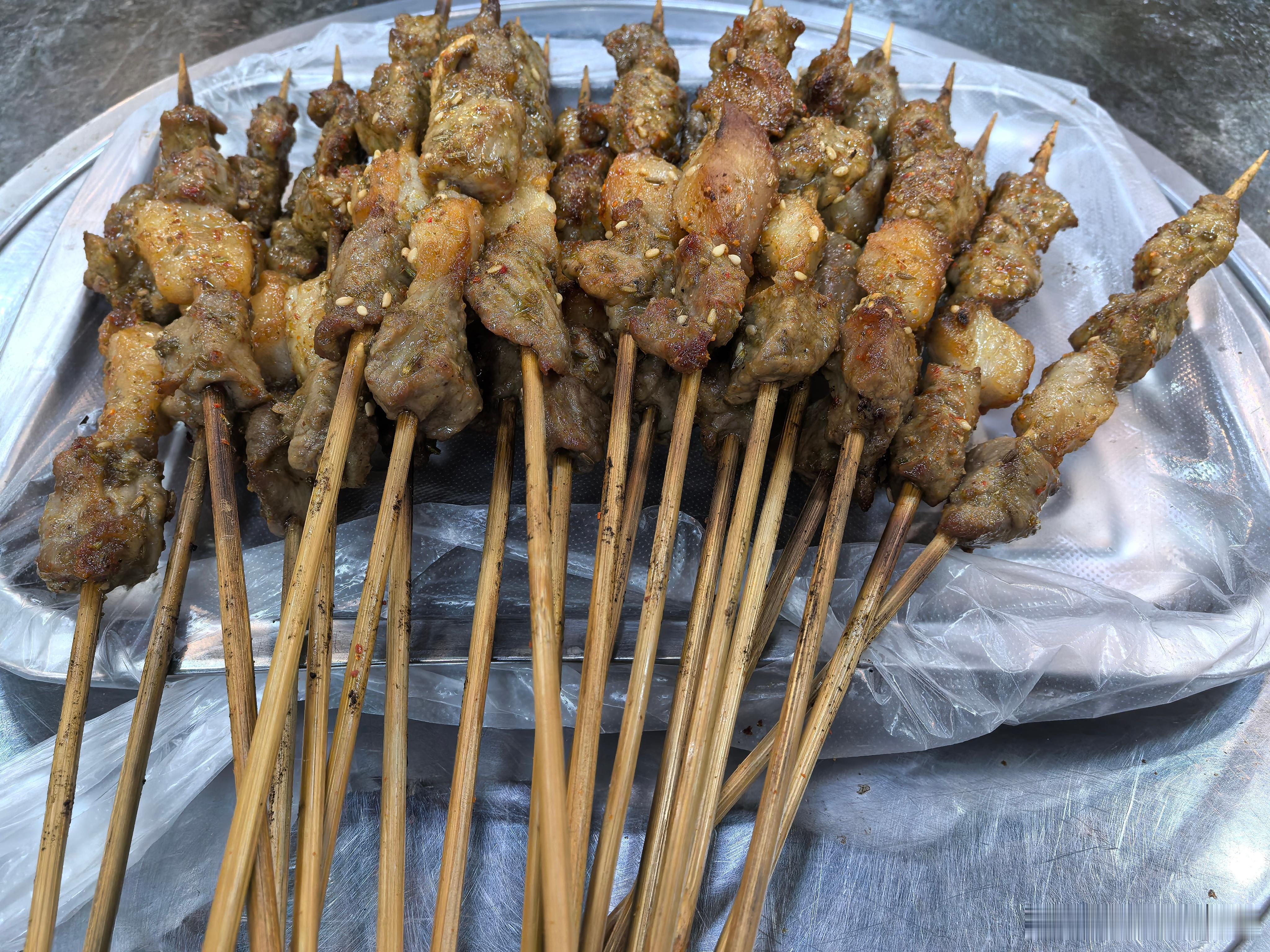 不可辜负的美食[超话] 炭火滋滋作响，生活热气腾腾，肉要趁热吃，快乐要趁现在 ​