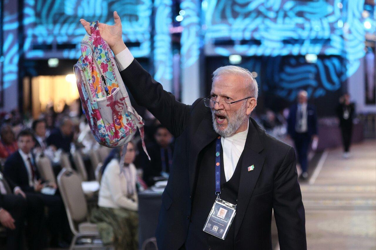 【伊朗前外交官举学童书包控诉美军滥杀平民】在巴林举行的亚洲议会大会上，伊朗前外长