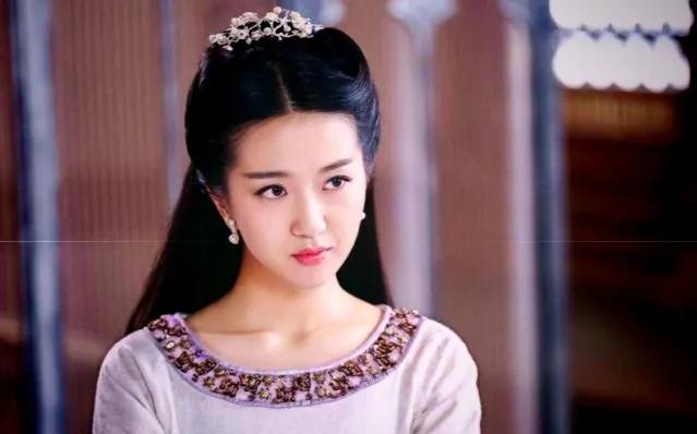 上官婉儿这个名字太好听了。古人起的名字着实惊艳，听到这个名字脑海里不会浮现水桶般