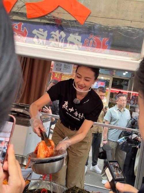 5月5日，高圆圆现身沈阳亚明市场，为新片《森中有林》宣传。她一身休闲装扮，系着围
