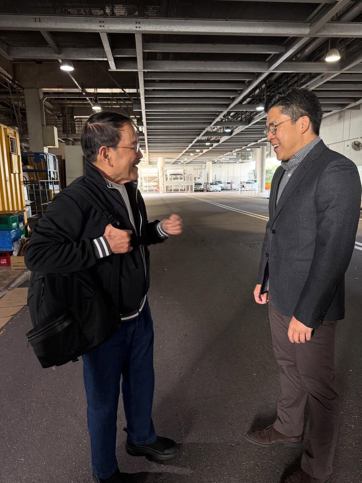 霍启刚参观TVB电视城，现身《爱回家》熊家客厅。 