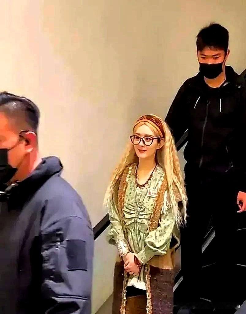 万万没有想到，女神现实中居然那么矮，白瞎我看了十几年电视，现在才知道

刷到剧组