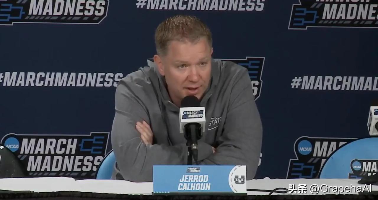 犹他州立大学男篮主教练杰罗德-卡尔霍恩接受采访时，谈到了球队阵容投入与战绩表现之