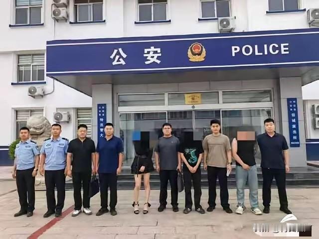 听信酒店店员关于按摩服务的暗示后，王某点了一名年轻女子。可房门被人突然推开时，他