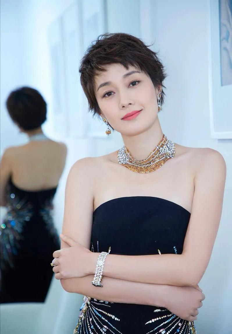 马伊琍——独立女性的标杆


马伊琍虽然经历婚姻的破碎，却不贩卖苦难、不刻意煽情