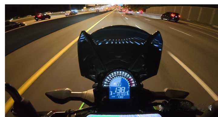 如何看待摩托车上高速？
大家文明发表下看法！不欢迎杠精！
该怎么骑怎么骑呗，根据