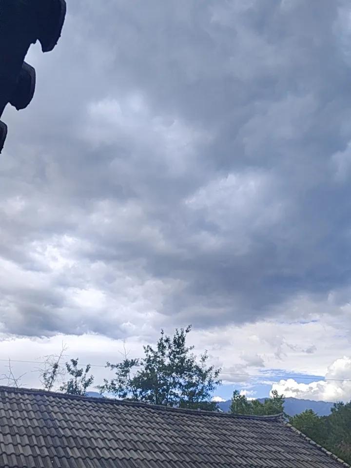 老家农村的天际线，那叫一个绝！
傍晚时分，太阳慢慢西沉，给天边染上了一层橙红色的