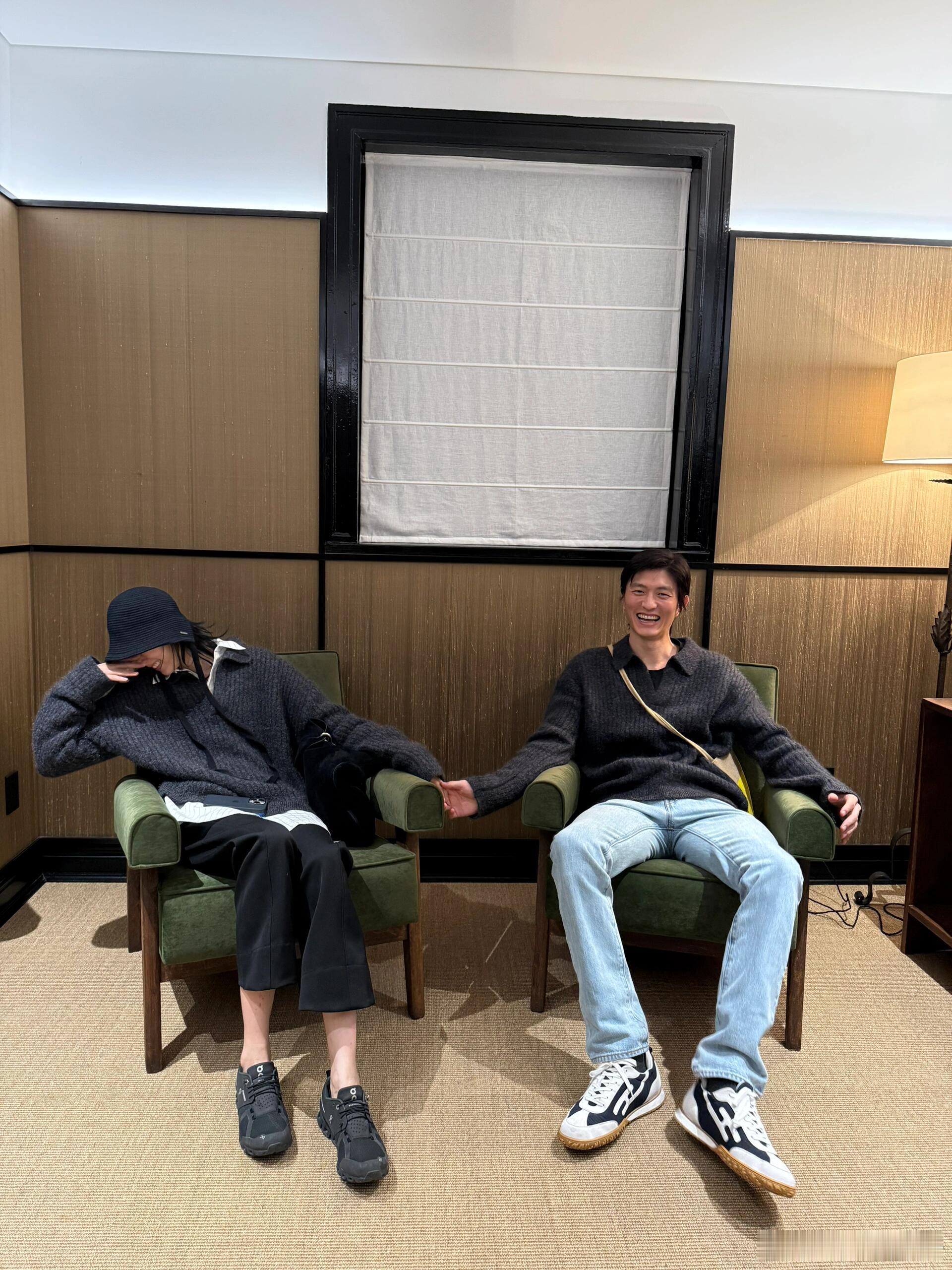 雎晓雯晒520礼物雎晓雯爱心自拍褪去舞台上的气场感，雎晓雯在520展现生活化的一