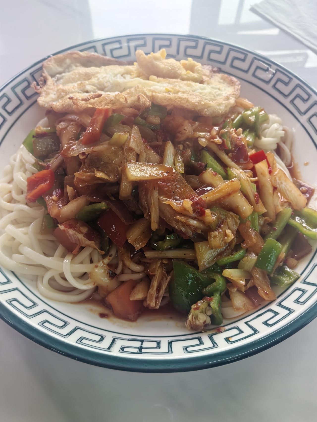 《素食斋》之十一
每天午餐素拌面，我怎么白吃不腻。
今天素食三十四，坚持千天大家