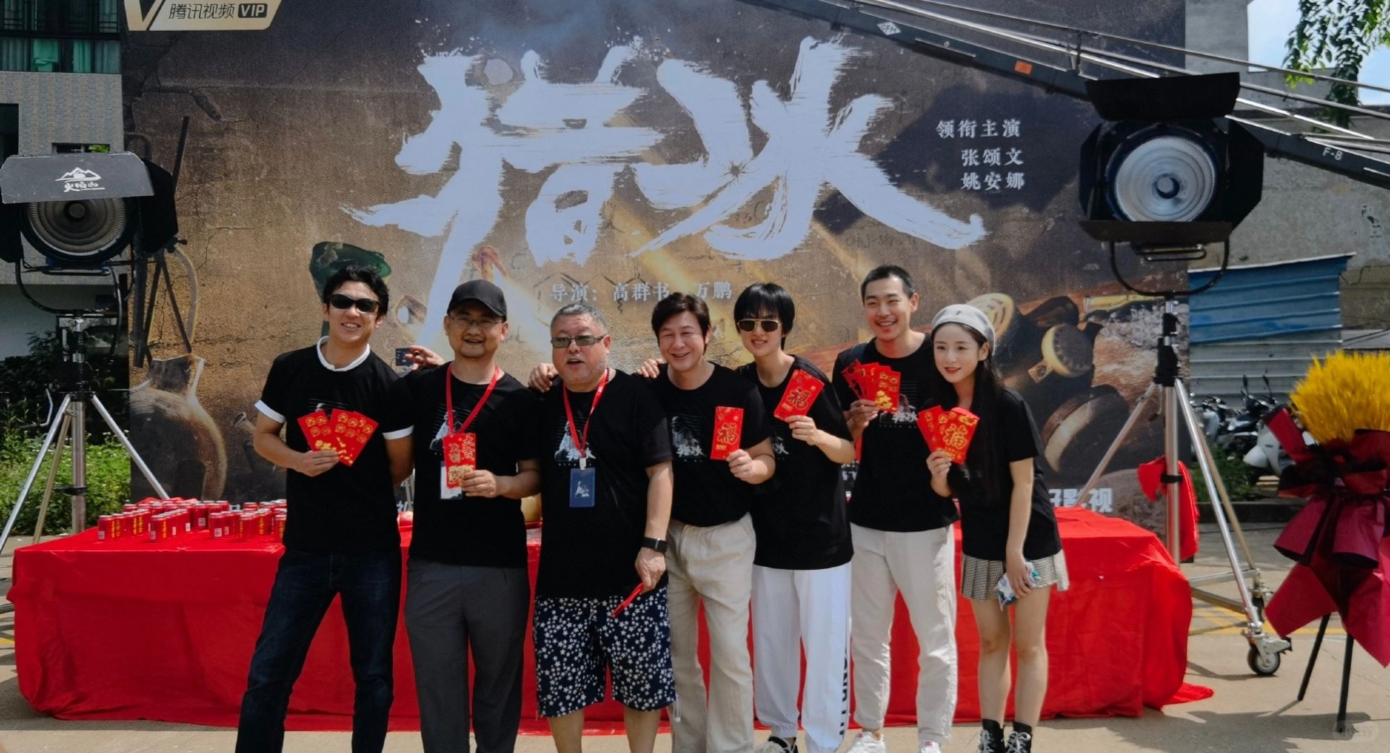 张颂文发的《猎冰》合影，透露了很多信息