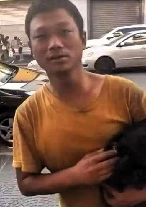 2002年，四川沐川17岁的万永福跟着远洋渔船去南美捕鱼，半年之后，所在公司倒闭