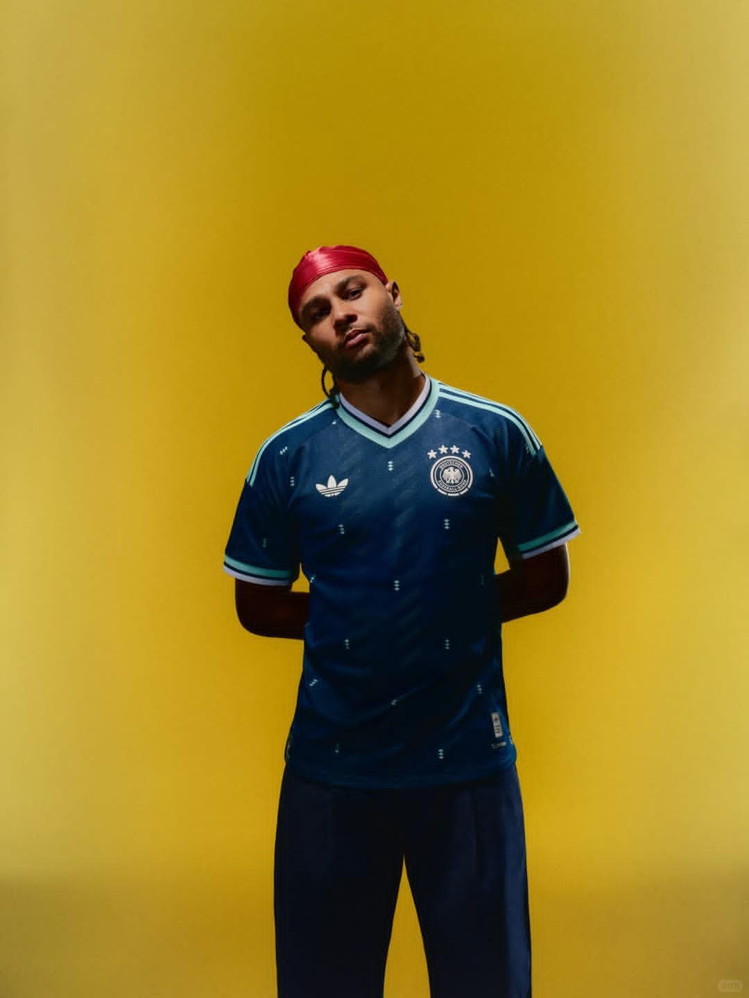 第一眼：什么玩意，花里胡哨的，像街头混混第二眼：诶你别说，这衣服（人）还挺帅