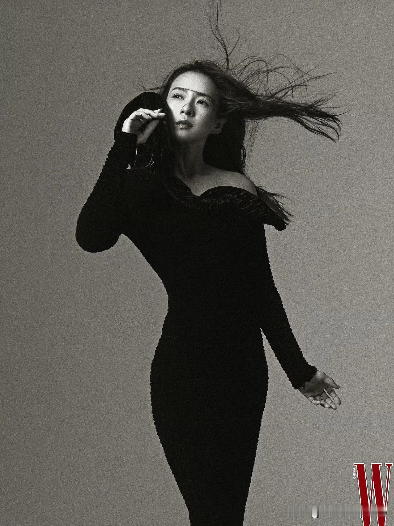 绝绝子啊！这组大片章子怡真是把「高级感」焊身上了。
一身古驰黑裙，身形好完美，完