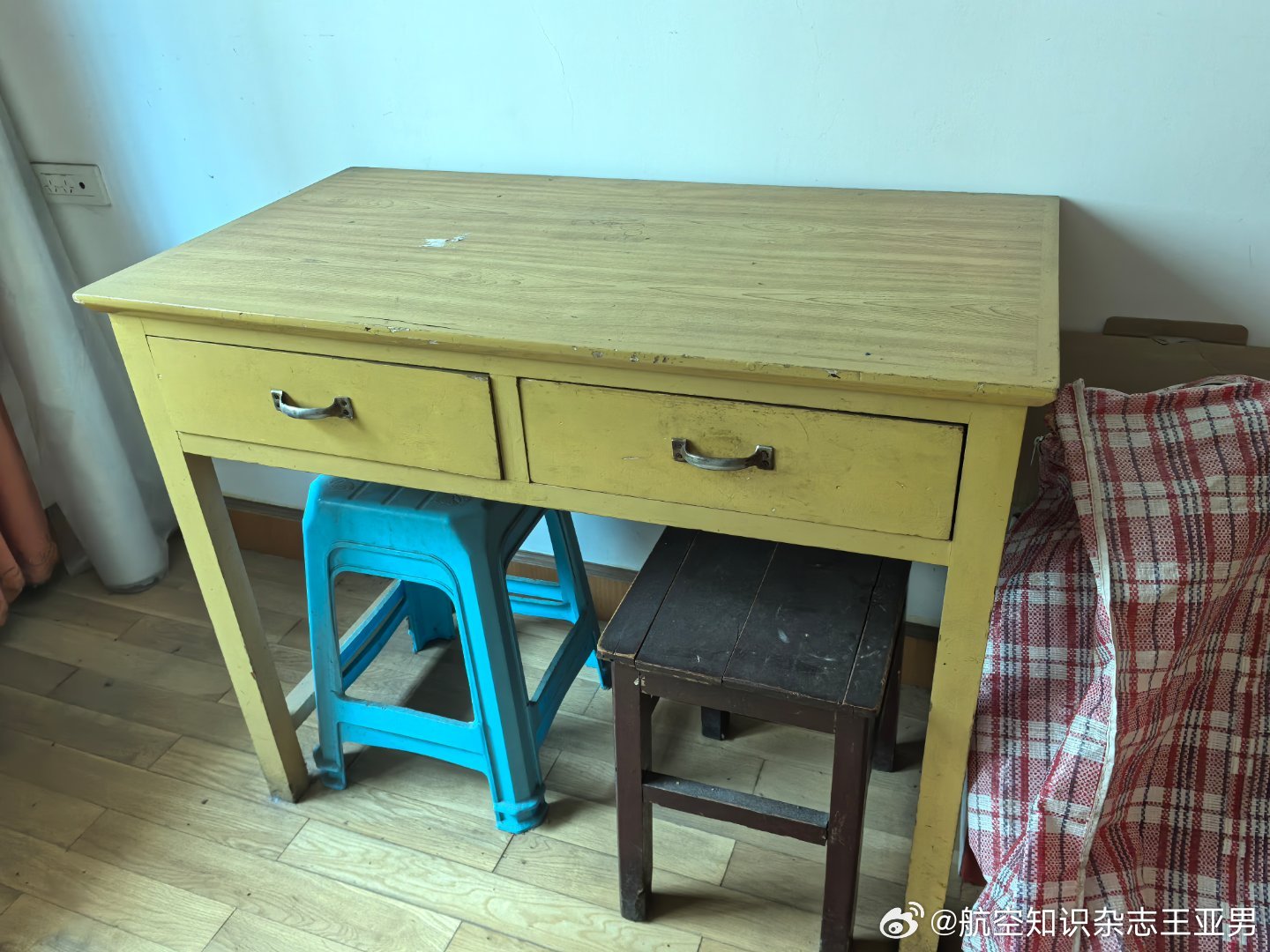 在贵阳老宅，看到这张老桌子。1999年9月，我提着一口巨大的行李箱，带着被褥，从