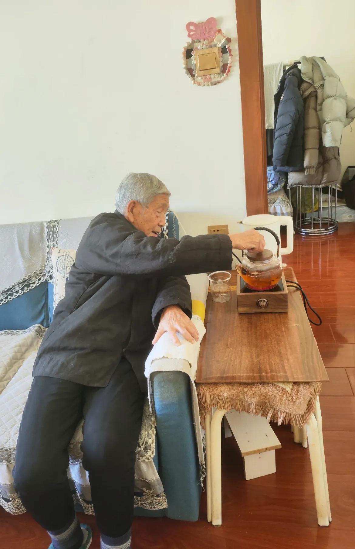 我实在想不通，我住对门的邻居，一位84岁的老先生，退休已经十五年了，每个月的退休