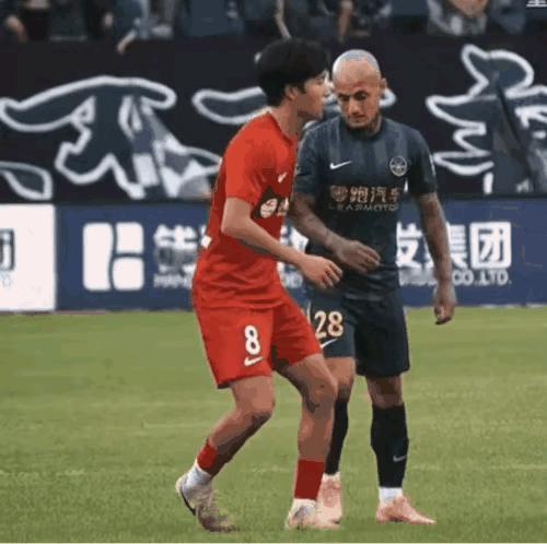 米特里策确实该罚！追加停赛4场一点都不过分！
从这个视频来看，除了薅李镇全的头发