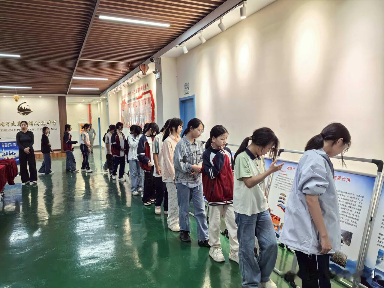 生活给的风雨，不是用来打垮你的，而是用来让你长出铠甲的。
哪怕起点普通，哪怕前路