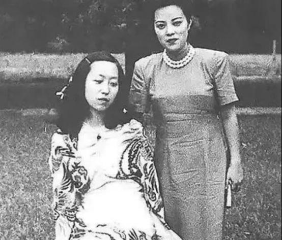 1995年，74岁张爱玲在美国出租屋内去世，尸体一周后才被发现。她一丝不挂地躺在