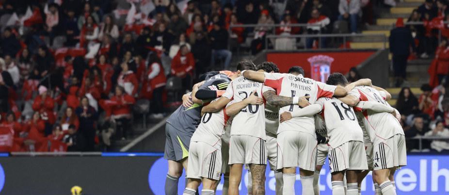 又是若昂·平托！
VAR室里这哥们儿，简直是本菲卡的“专属灾星”。
三场争冠关键