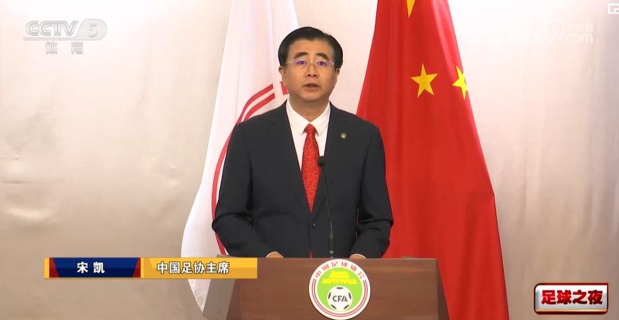中国足球水平上不去，跟青训有关，也跟球员的自觉自律有关。青训先天性差，如果后天靠