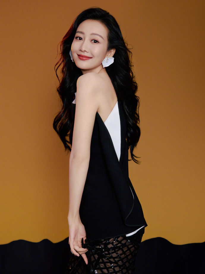 王鸥之郝小姐高清剧照这组高清帧帧封神！王鸥的郝小姐，复古咖色大衣配蓬松波浪卷发，