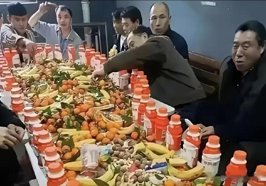 好大的场面，远看似乎桌子上摆放的都是山珍海味，仔细一看哎呀！就是一些普通水果而已