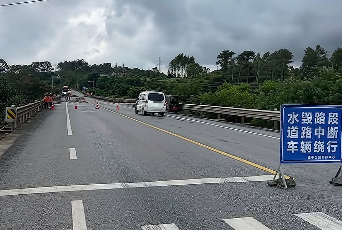 贵港木乐镇四合村路段封闭交通管制7月15日，国道G358线贵港桂平市木乐镇四合村