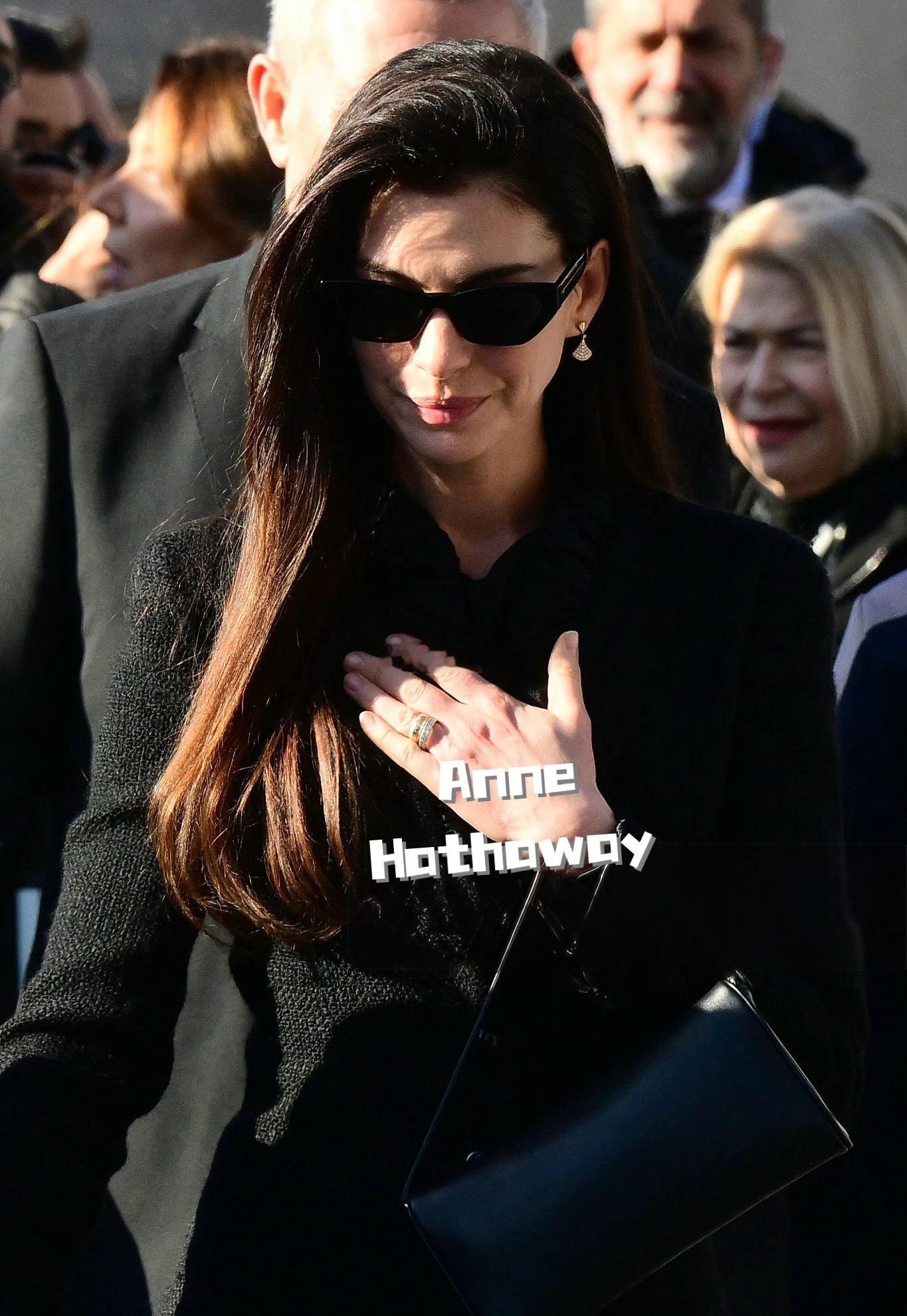 华伦天奴创始人Valentino Garavani的葬礼在罗马举行👇现场送别的