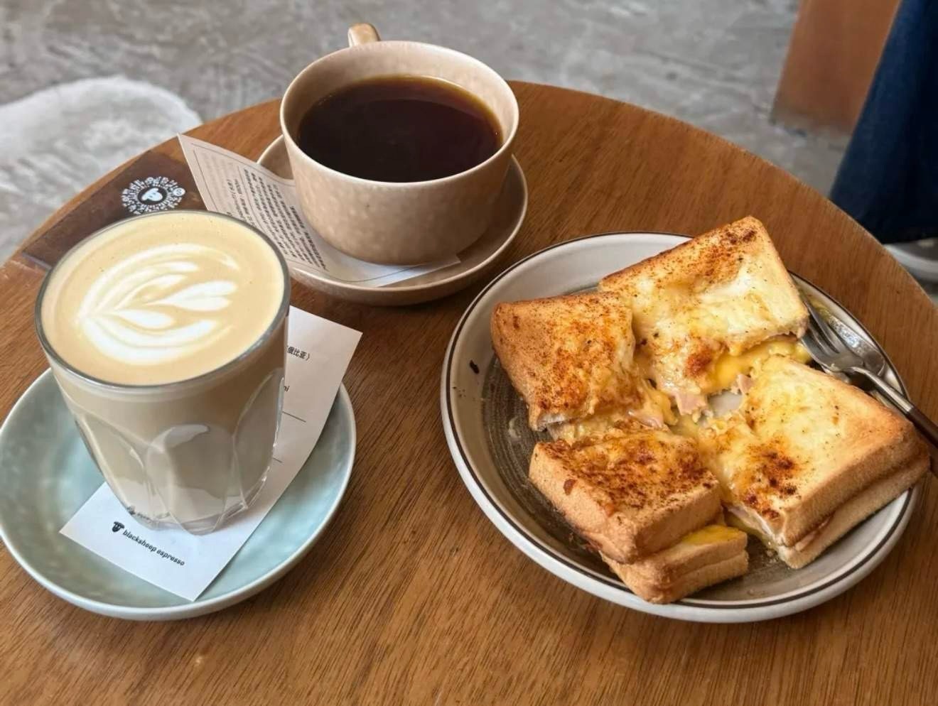 各位☕️早！昨天在外围普跌影响下，两市大盘低开低走，最低回踩4053点附近，随后