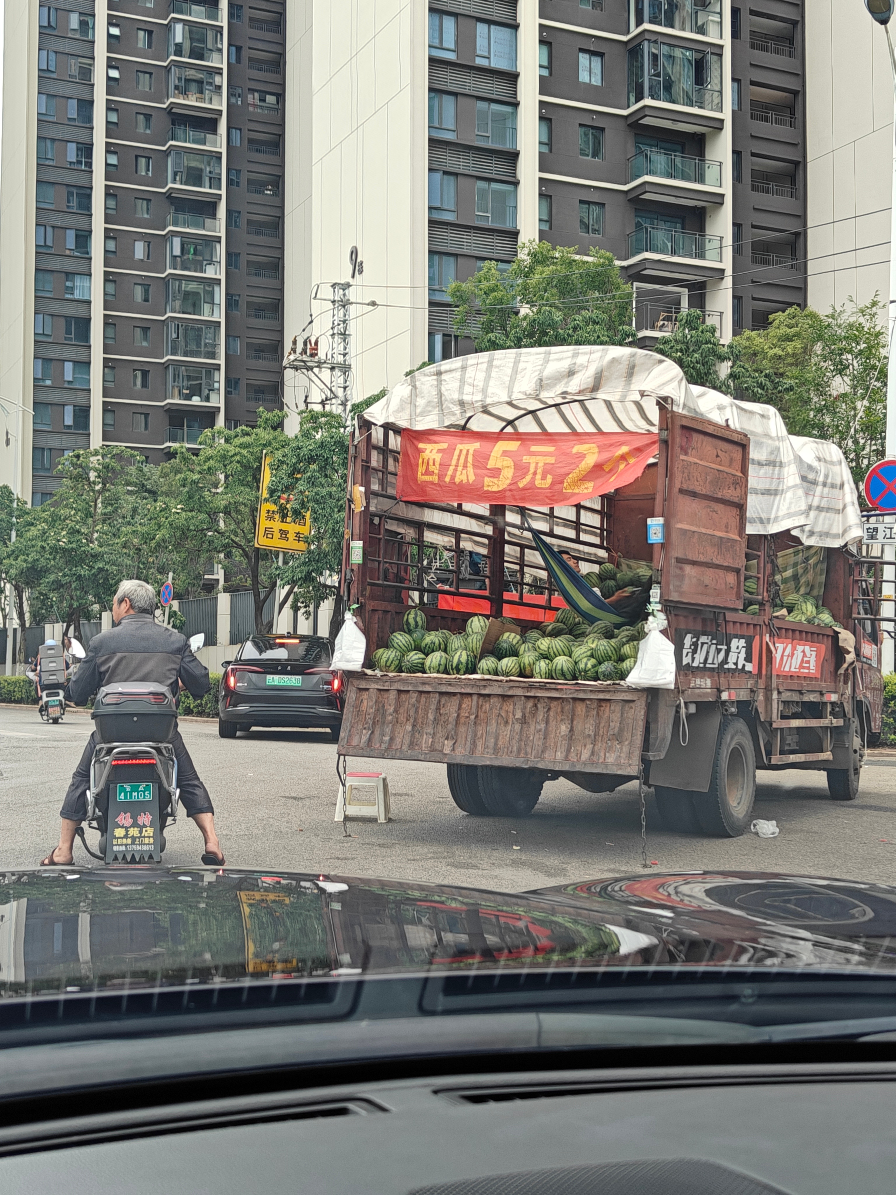 这么大的西瓜5元两个，你们如何评价[赞][doge] ​​​