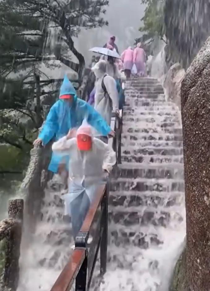 【景区：这几天雨季，之后会好些】7月9日，安徽黄山。游客游黄山时突遭暴雨，人们犹
