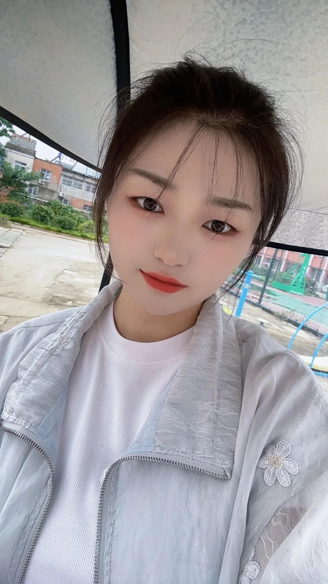 凡是在你最无助最困难的时候把你丢弃的人无论是你的亲戚朋友还是恋人都没有...