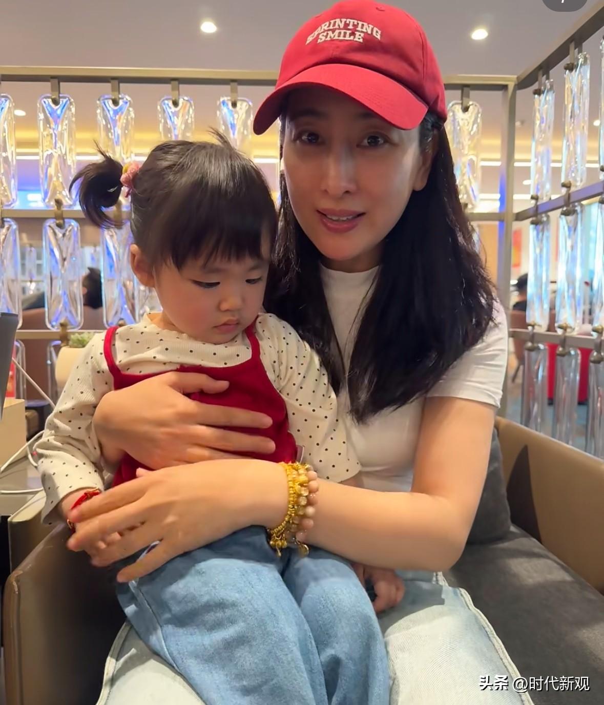 45岁的演员马苏近照！
近日，有网友在云南某商场邂逅演员马苏。当时马苏站在洗手间