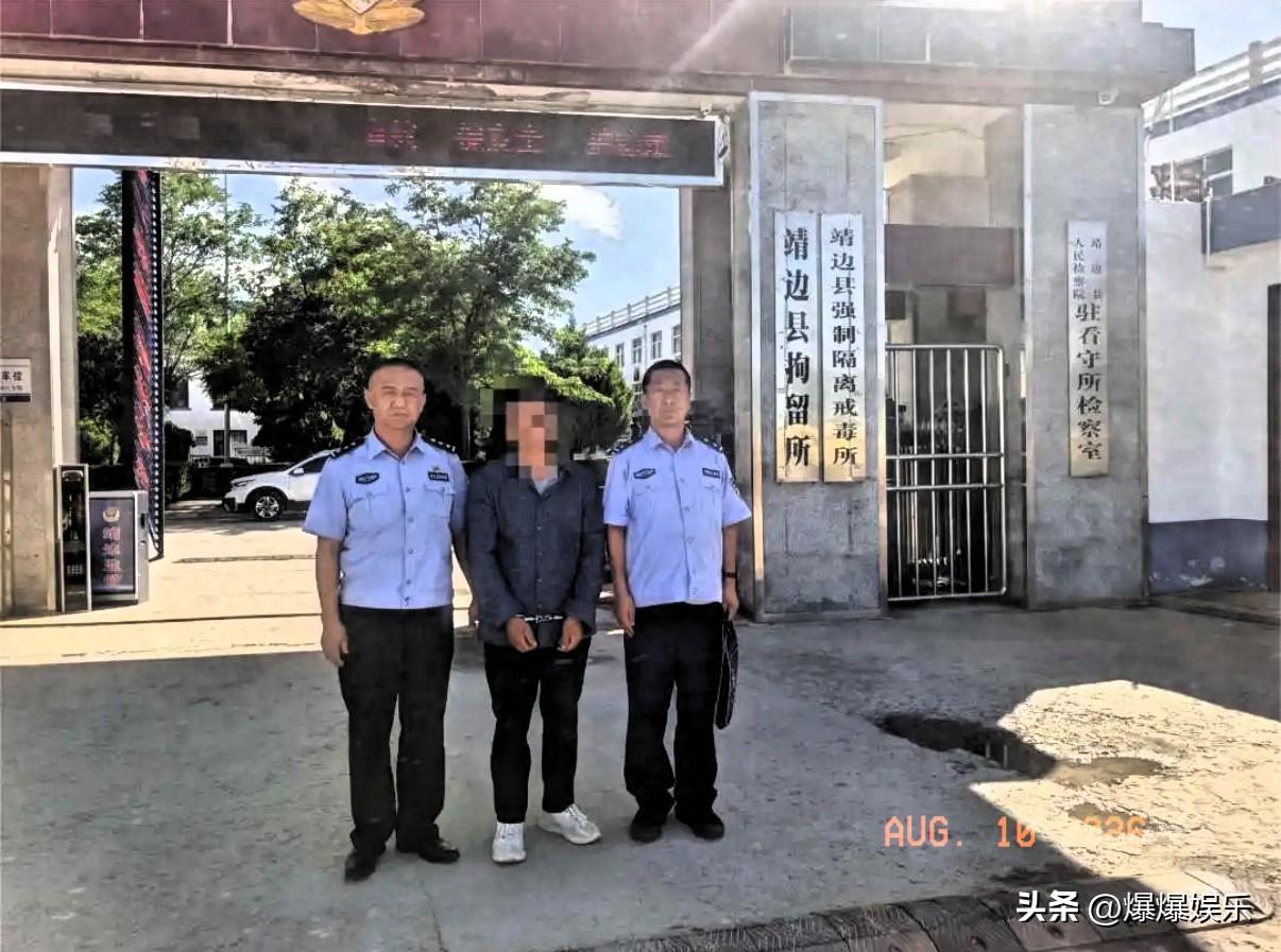 陕西靖边，一50多岁农民看一片“荒地”长了杂草，便开上四轮旋耕机轰轰烈烈翻了几天