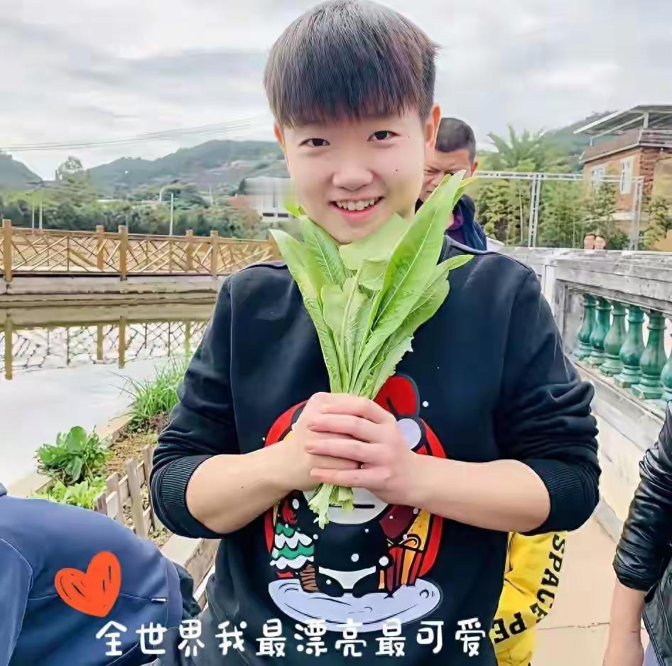 莎莎说：
全世界我最漂亮
最可爱～
我觉得也是！
在此
送莎莎一首诗：

说花不