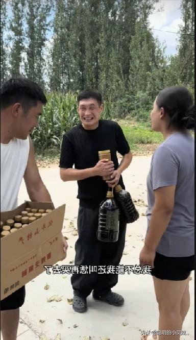 小故事！
    小飞在 李家这里帮了两天忙，小飞 从四川回来，又给李家 买了很