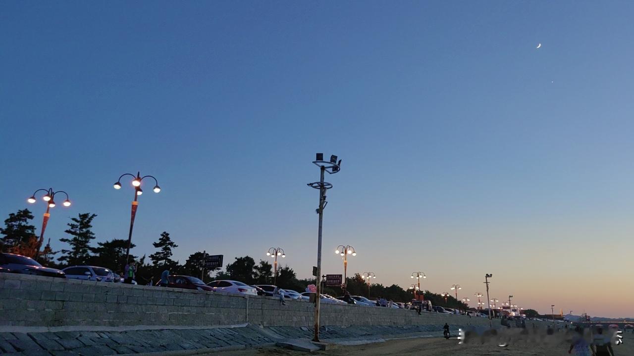 单位新来了个00后，我们这些老姐姐一开始都可喜欢他了，他就像清晨刚冒头的小太阳，