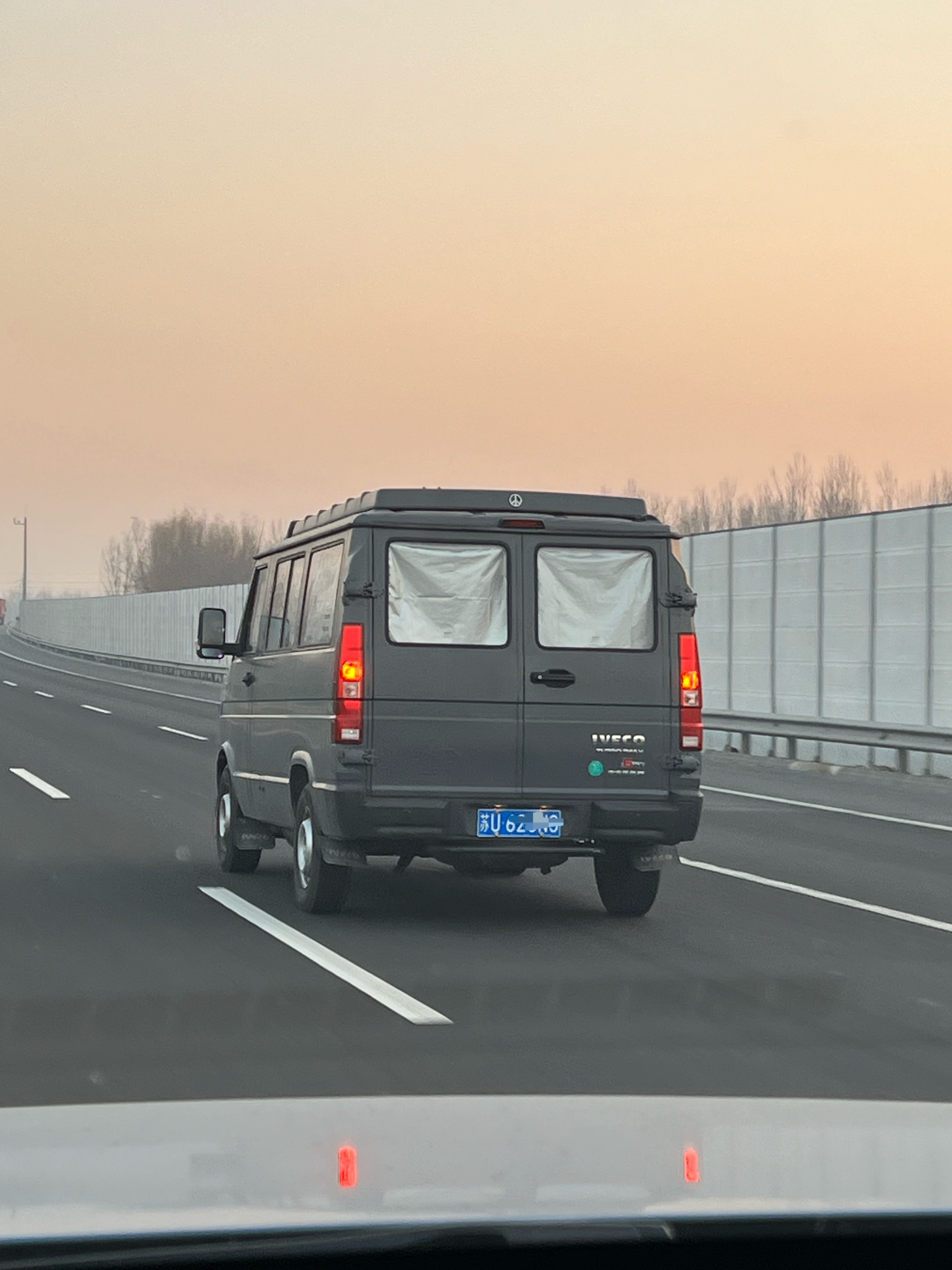 好像是露营车？挺酷啊 