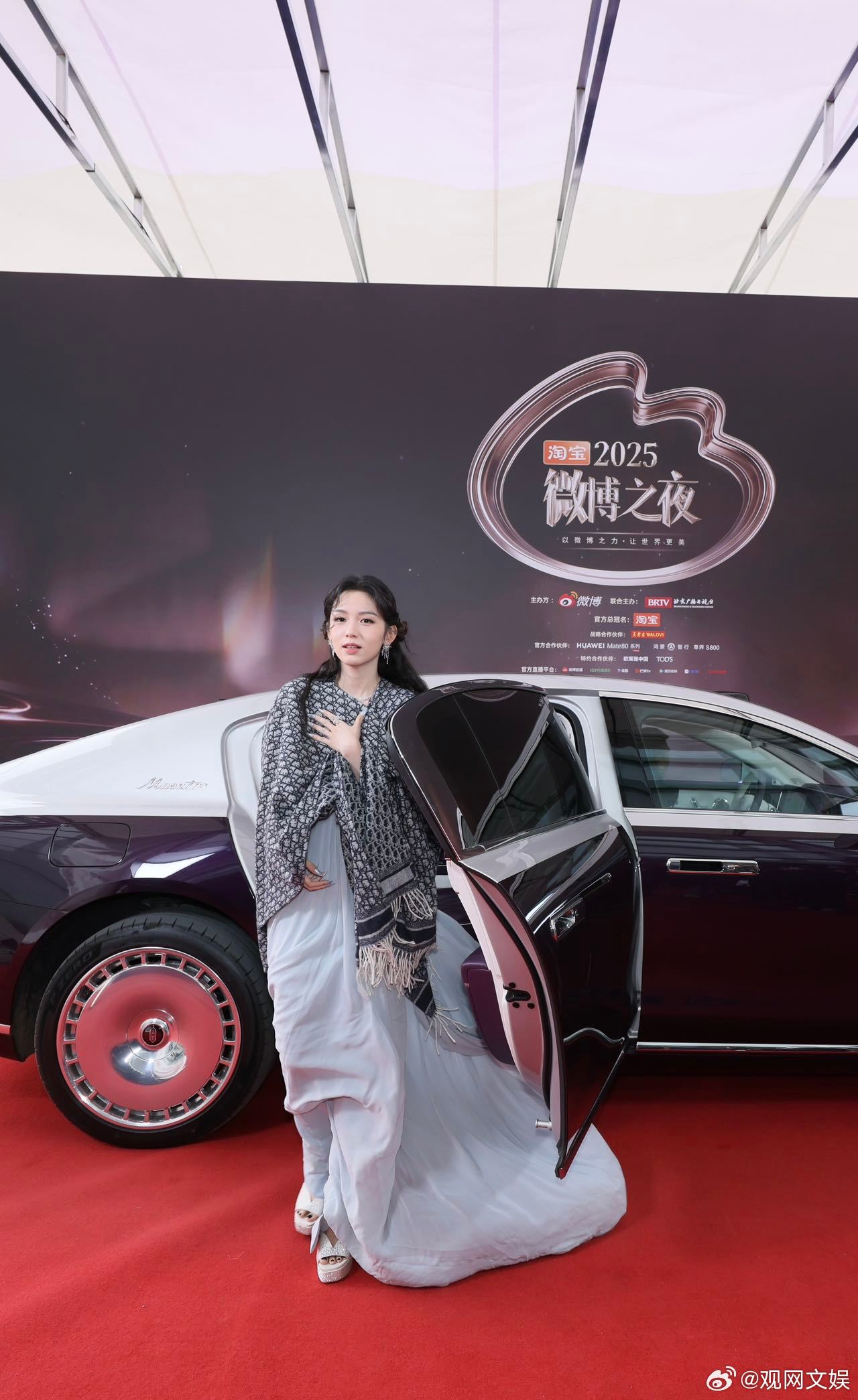 微博之夜的明星都坐什么车 当微博之夜红毯背后的“移动风景线”车门打开的瞬间，女明