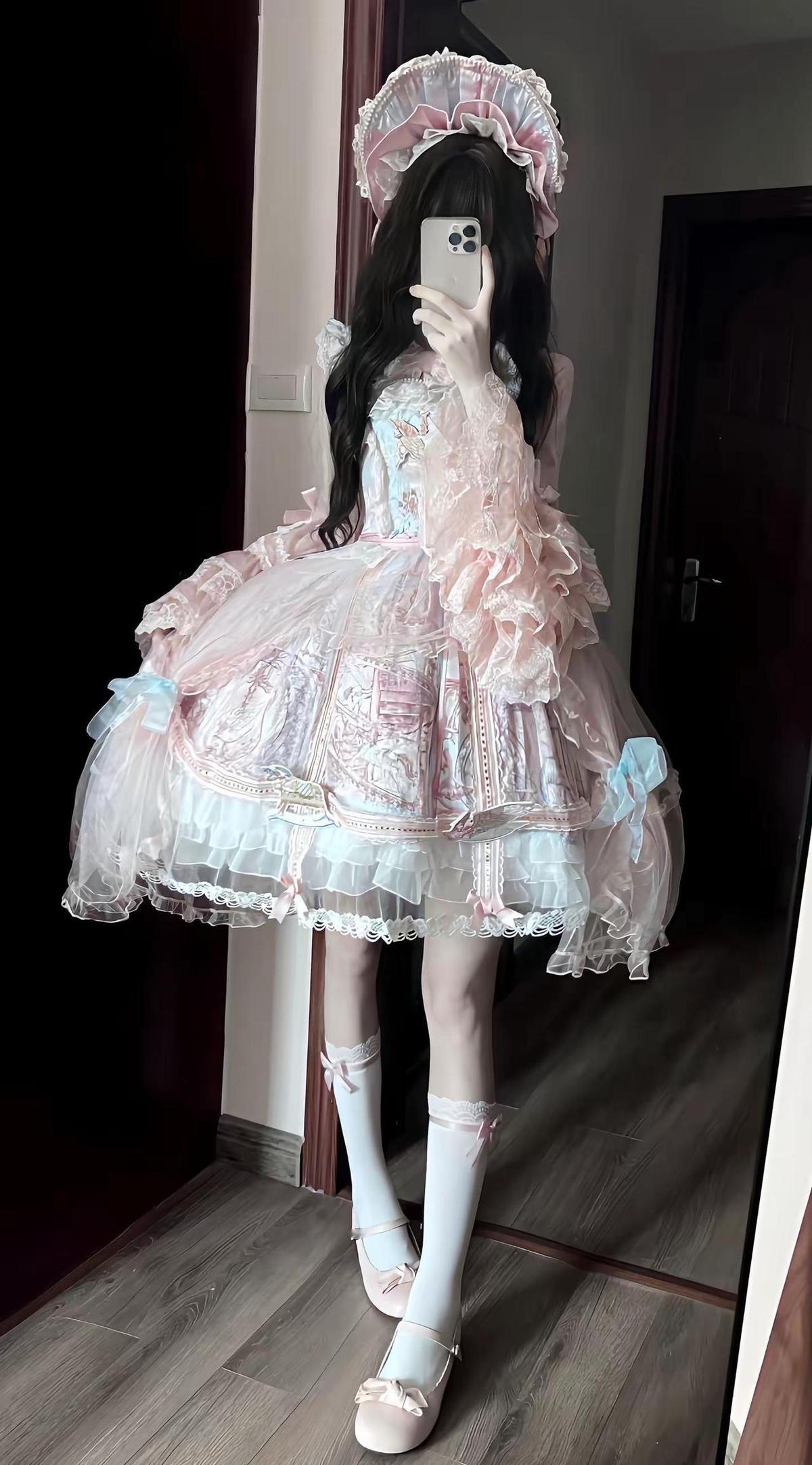 上海静安大悦城9楼，下起了小鱼雨。
不是魔法，是有人真把Lolita穿出了生活味