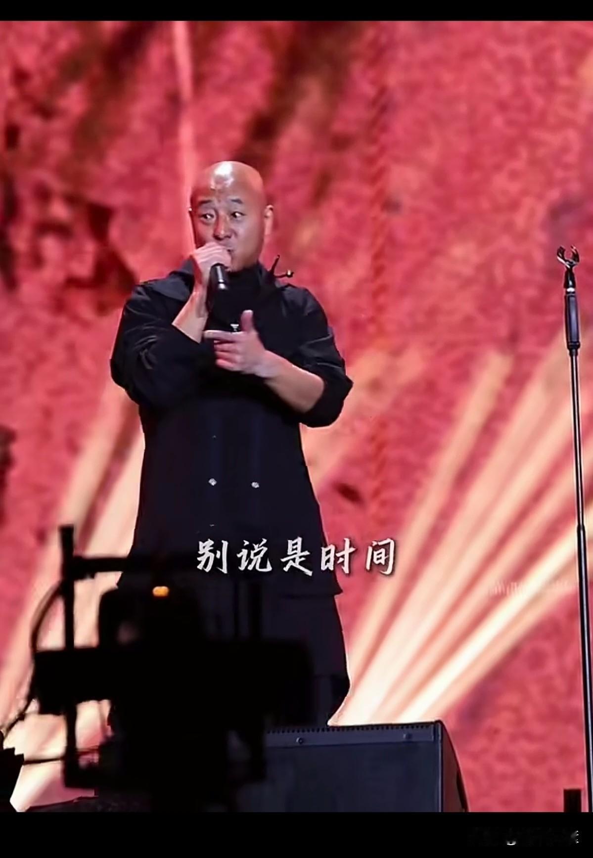 时光荏苒，岁月如梭，
三十年前很火的零点乐队主唱周晓鸥，
可以这样说，
他也是歌