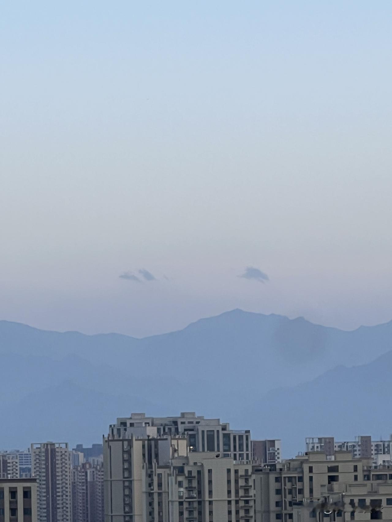 今天是假期最后一天西安天气晴好

下午在曲江二期远眺秦岭终南山轮廓👤

清晰可