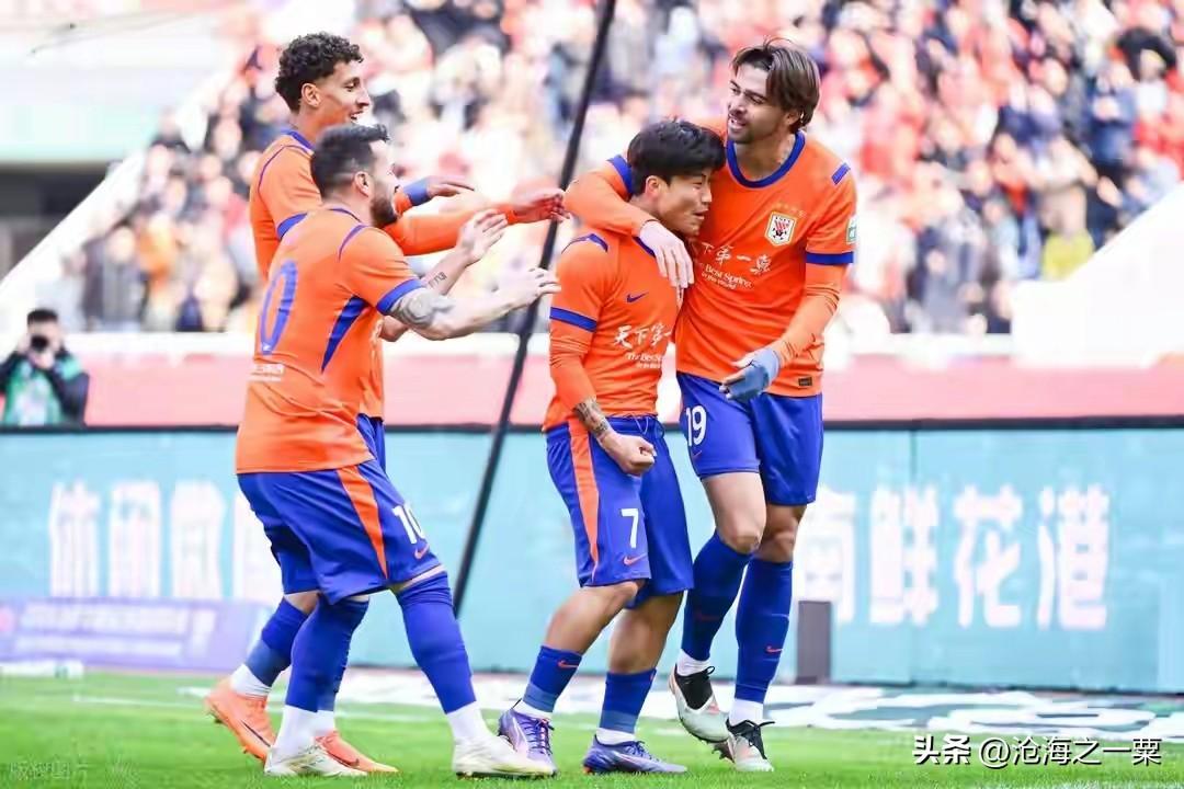 泰山队的战术与去年相比没有变化，最大的改变不是后防中卫新外援的加盟，而是黄政宇首