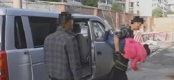 “人贩抢我儿子，凭啥判我刑！”广东人贩子持刀抢人身亡，父亲被判无期徒刑。父亲为救