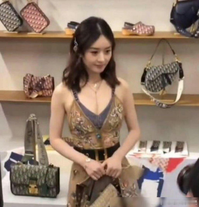 第一次发现赵丽颖这么性感 ​​​