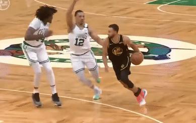 哈登对撤步投篮上瘾，应该是2017年。与撤步投篮同步的，是他从挡拆策动助攻王，变