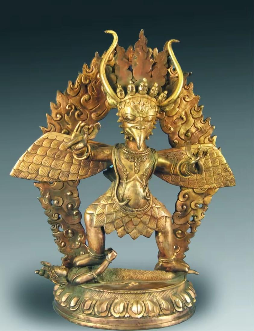 大英博物馆，19世纪西藏铜鎏金大鹏金翅鸟，迦楼罗。
    鹰首人身，鳞爪锋利，