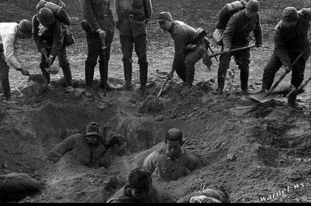 1937年，南京，侵华日军正在活埋中国战俘。 ​​​